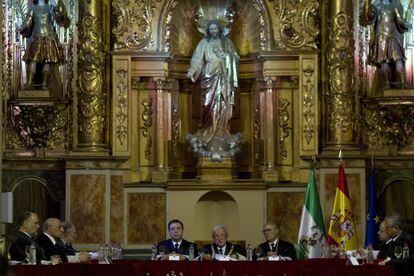 El presidente del Constitucional, Pascual Sala, en el centro, preside un pleno extraordinario por el 200 aniversario de la Pepa.