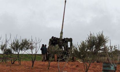 Imagen difundida por activistas sirios que muestra a rebeldes en poder de armamento antitanque cerca del aeropuerto de Taftanaz.