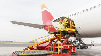 Un operario de Iberia Airport Services atiende a uno de los aviones de Iberia.
