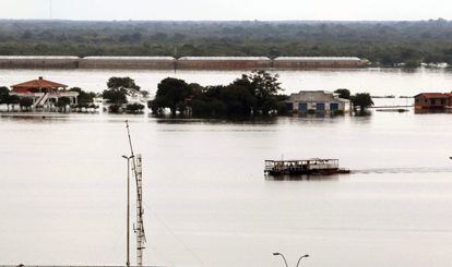 El río Paraguay se desborda a su paso por Asunción. Las intensas lluvias son inusuales en esa zona en el invierno austral.