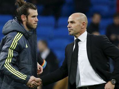 J&eacute;mez saluda a Bale tras el partido contra el Real Madrid.