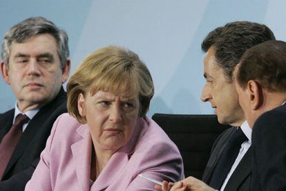 De izquierda a derecha, los mandatarios de Reino Unido (Gordon Brown), Alemania (Angela Merkel), Francia (Nicolas Sarkozy) e Italia (Silvio Berlusconi), en febrero de 2009.