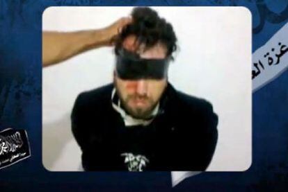 Imagen del vídeo en el que aparece Vittorio Arrigoni cautivo.