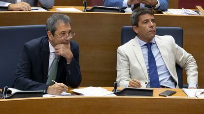 El presidente de la Generalitat, Carlos Mazón (PP), con el vicepresidente primero del Consell y consejero de Cultura y Deporte, Vicente Barrera Vox, en una sesión de las Cortes.