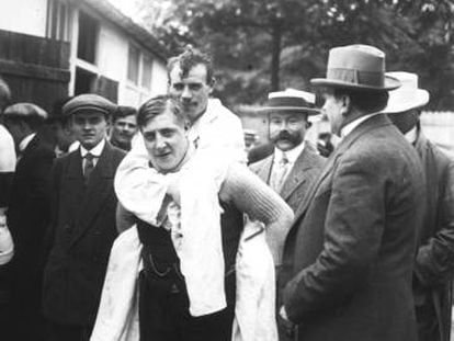 Odile Defraye, cargado por un hombre tras ganar el Tour de 1912.