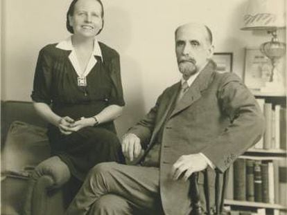 El poeta Juan Ram&oacute;n Jim&eacute;nez junto a su esposa, Zenobia Camprub&iacute;, en su casa de Washington, en 1943.