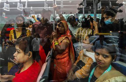 Pasajeros en un autobús de Nueva Delhi, el 14 de noviembre. 