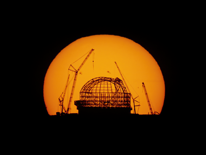 La cúpula en construcción del Telescopio Extremadamente Grande en el desierto de Atacama (Chile), al amanecer del 29 de agosto.