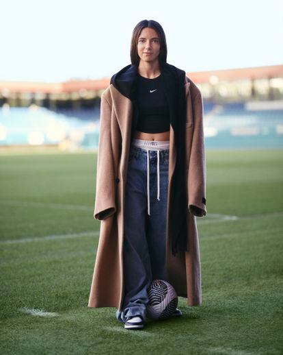 “Si el talento no va acompañado de disciplina, no llegas a ser una top mundial”, Aitana Bonmatí. La futbolista lleva abrigo y pantalones de MM6 Maison Margiela, y camiseta y zapatillas Dunk Low, de Nike.