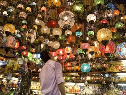 Puesto de lámparas en el Gran Bazar de Estambul.