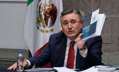 Luis Raúl González, con el informe sobre derechos humanos.