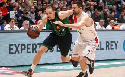 Prepelic (Joventut) defiende el balón Rafa Martínez (Retabet Bilbao).