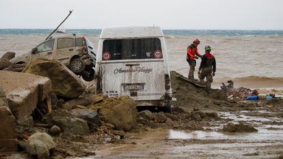 Personal de rescate buscan desaparecidos tras un corrimiento de tierra este sábado en la isla de Ischia.