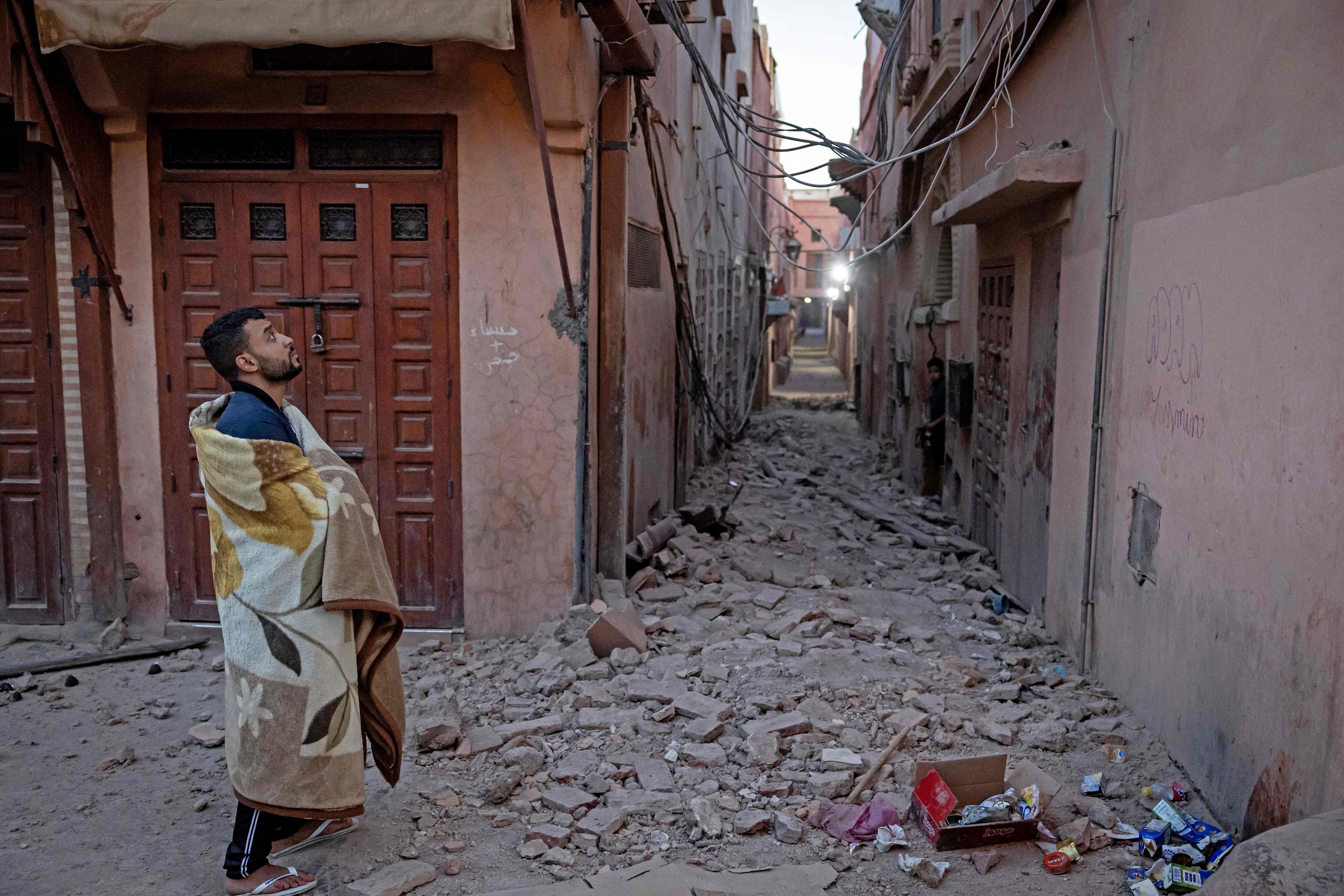 Un residente mira los daños causados en un edificio tras el terremoto, en la ciudad de Marraquech.  