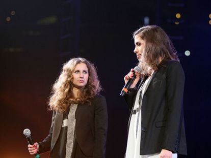 Maria Alyokhina y Nadezhda Tolokonnikova del grupo Pussy Riot durante su intervenci&oacute;n enel concierto de Amnistia Internacional celebrado en Nueva York