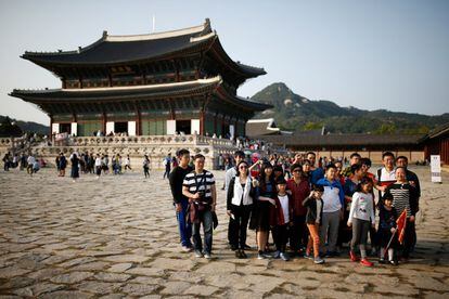 Turistas chinos posan para una foto grupal en el Palacio Gyeongbok en el centro de Seúl (Corea del Sur). 