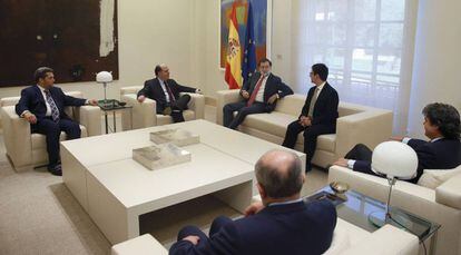 El presidente Mariano Rajoy conversa con Freddy Guevara (sentado en el mismo sof&aacute; a su izquierda) y con otros diputados venezolanos.