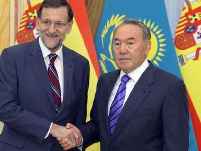 El presidente del Gobierno español, Mariano Rajoy, junto al presidente de Kazajistán, Nursultan Nazarbayev.