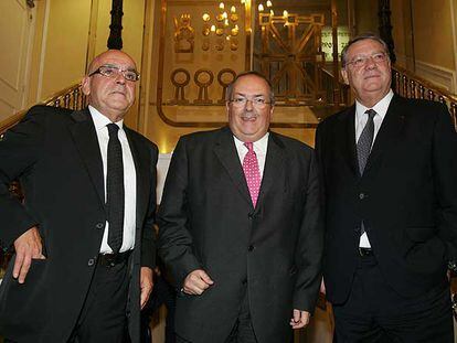 Los presidentes de Caja Vital, Gregorio Rojo; Kutxa, Carlos Etxepare, y BBK, Xavier de Irala.