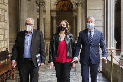 De izquierda a derecha, Ernest Maragall, Ada Colau y Jaume Collboni, cuando pactaron el presupuesto del Ayuntamiento de Barcelona, en 2021.
