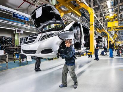 Una trabajadora en una línea de montaje en la planta de Mercedes en Vitoria.