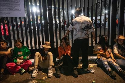 Un grupo de jóvenes se lamenta luego de no haber podido ingresar al concierto de Bad Bunny en Ciudad de México, el 9 de diciembre de 2022.