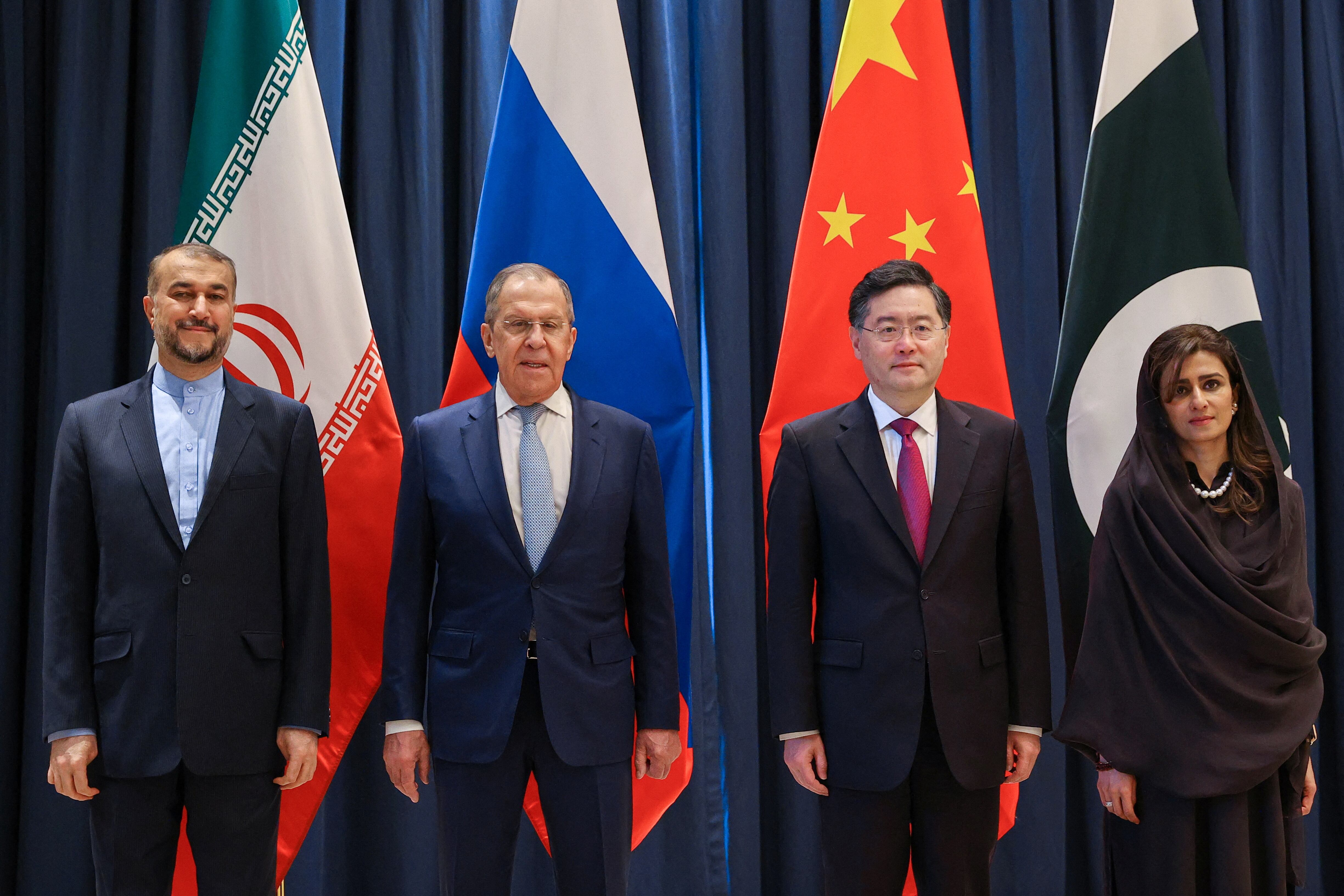 Desde la izquierda, el ministro de Exteriores de Irán, Hossein Amir-Abdollahia; su homólogo ruso, Serguéi Lavrov; el chino, Qin Gang; y la paquistaní, Hina Rabbani Khar, este jueves en Samarkand.