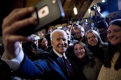 Biden se saca selfis con simpatizantes en Indianola (Iowa).