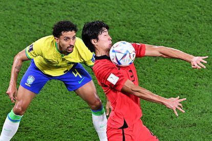 El coreano Kim Jin-su controla un balón con el pecho ante el central brasileño Marquinhos.