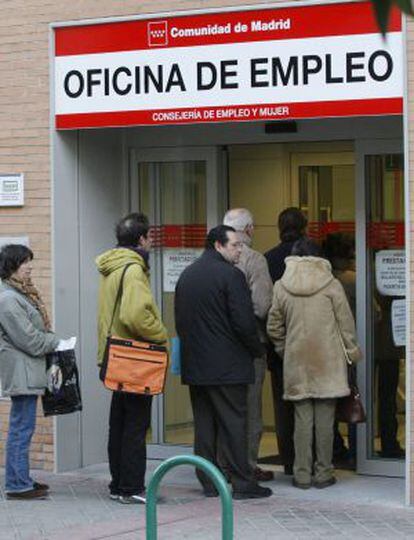 Un grupo de personas hace cola en la entrada de una oficina de empleo de Madrid.