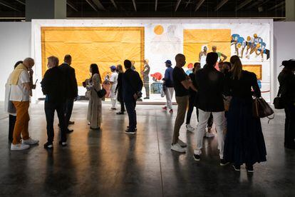 Asistentes a la jornada inaugural de Art Basel Miami Beach, ante una obra de Maxwell Alexandre, presentada por la galería brasileña A Gentil Carioca.