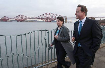 El primer ministro brit&aacute;nico, David Cameron, camina junto a la l&iacute;der de los conservadores escoceses, Ruth Davidson, en South Queensferry, Escocia. 