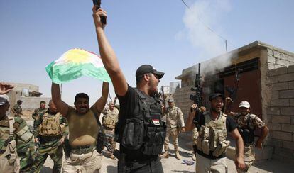 Un grupo de peshmergas celebra ayer su victoria sobre el Estado Islámico en una posición al noroeste de Tikrit