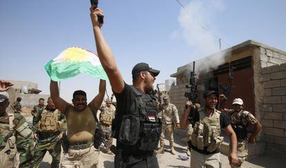 Un grupo de peshmergas celebra ayer su victoria sobre el Estado Isl&aacute;mico en una posici&oacute;n al noroeste de Tikrit