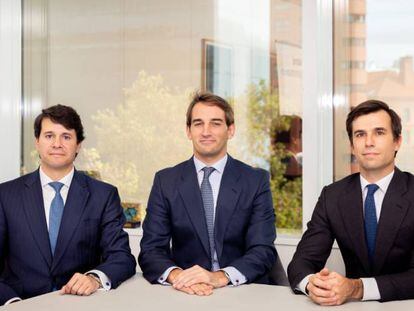 De izquierda a derecha, Constantino Sotelo, Íñigo Bilbao y Pablo Goizueta, equipo de gestión de Lynx Renovables Iberia.