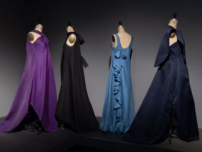 Vestidos, de izquierda a derecha, de Hubert de Givenchy (1967), de Marc Bohan para Dior (otoño/invierno de 1971), de Pierre Cardin (1965) y de Cristóbal Balenciaga (primavera de 1968).