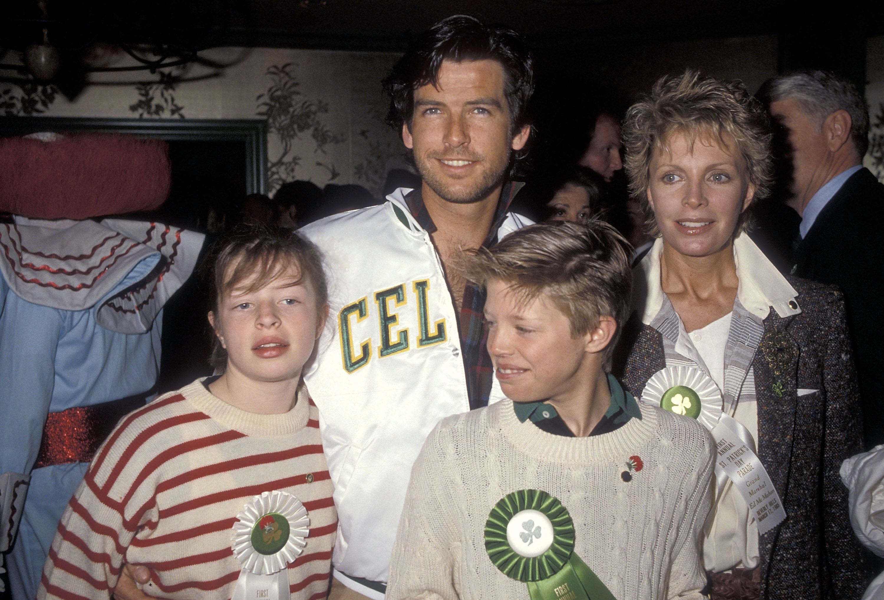 Pierce Brosnan y su primera esposa, Cassandra Harris, junto a sus hijos Charlotte y Christopher, en la celebración del día de San Patricio en el restaurante Jimmy's de Beverly Hills, en California, el 17 de marzo de 1985. 