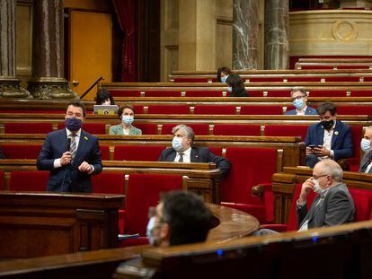El 'president' en funciones, Pere Aragonès, y varios diputados, en la última sesión de control al Govern en el Parlament.