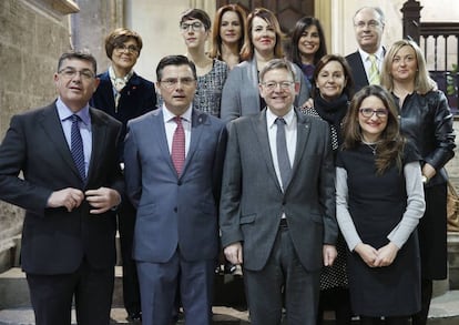 Una representación de presidentes de Parlamentos autonómicos con el presidente y vicepresidenta de la Generalitat, Ximo Puig y Mónica Oltra.