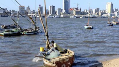 Un pescador en su barco en Maputo (Mozambique).