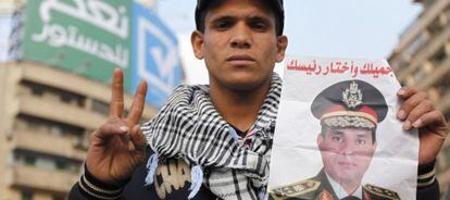 Un manifestante sostiene una foto del jefe del Ej&eacute;rcito, Abdelfat&aacute; al Sisi, en una protesta en El Cairo.