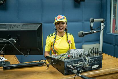 Mirna Castillo, 'La Peke', en su cabina de radio donde conduce un programa de cumbias.