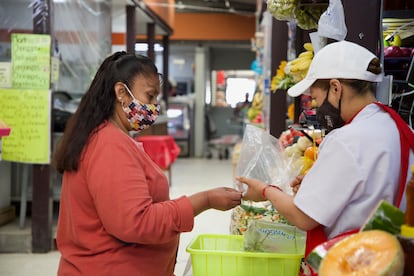 Una vendedora de verduras y legumbres en el mercado Álamos de Ciudad de México, el 2 de febrero.