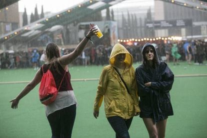 Asistentes bajo la lluvia esta tarde en el Sónar.