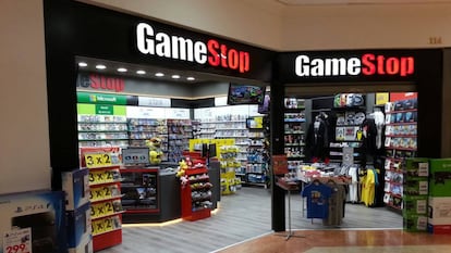 Centenares de miles de inversores minoristas decidieron coordinarse para subir el precio de las acciones de compañías como Gamestop –cadena de venta física de videojuegos en horas bajas–, provocando pérdidas millonarias en los fondos que especulan y apuestan contra estos negocios. En la imagen, un establecimiento de la cadena GameStop.