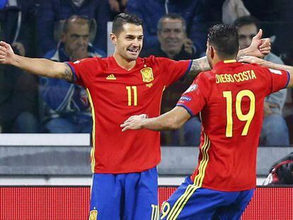 Vitolo celebra un gol con Diego Costa