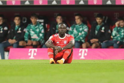 Sadio Mané, sentado sobre el césped del Allianz Arena, tras su lesión este martes.