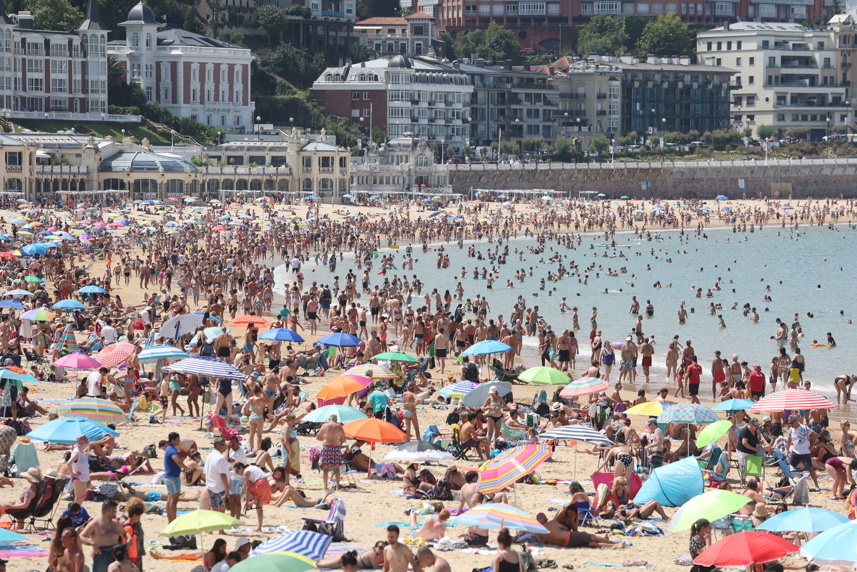 Numerosos bañistas en la playa de La Concha, San Sebastián, este miércoles.