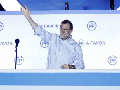 Mariano Rajoy saluda a los simpatizantes en la sede del partido tras ganar las elecciones.