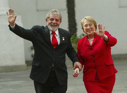 El presidente de Brasil, Lula da Silva, y su homóloga chilena, Michelle Bachelet, antes de la cumbre.